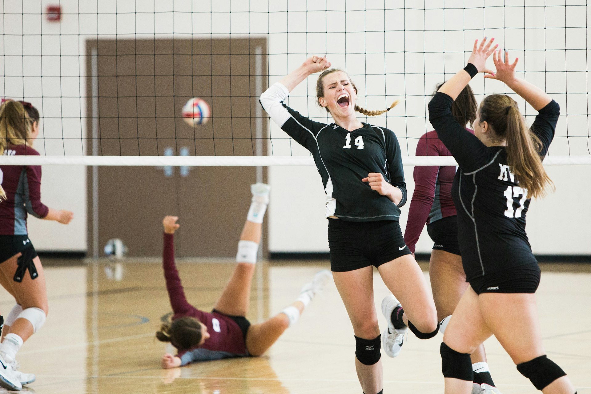 Équipe de volley célébrant un point